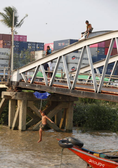 Yangon (Myanmar), 29/04/2024.- Boys dive ioff a bridge into a river in Yangon, Myanmar, 29 April 2024. The Department of Meteorology and Hydrology of Myanmar announced on 29 April that Chauk town, in the Magway region, recorded a temperature of over 48.2 degree Celsius, the highest recorded in 56 years. Myanmar and other countries in South-East Asia have been affected by high temperatures in April 2024. (Birmania) EFE/EPA/NYEIN CHAN NAING