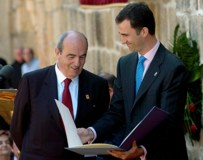 El príncipe de Asturias y de Viana, Don Felipe de Borbón, entregando a Javier Manterola el diploma acreditativo del Premio Príncipe de Viana de la Cultura 2005.