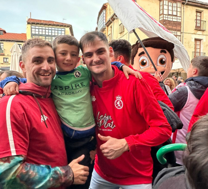 Los protagonistas del histórico ascenso de la Cultural fueron recibidos por decenas de aficionados en la plaza de San Marcelo.