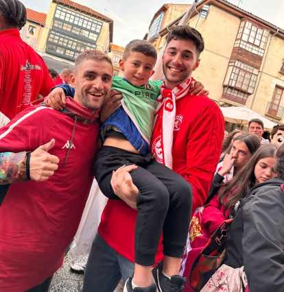 Los protagonistas del histórico ascenso de la Cultural fueron recibidos por decenas de aficionados en la plaza de San Marcelo.