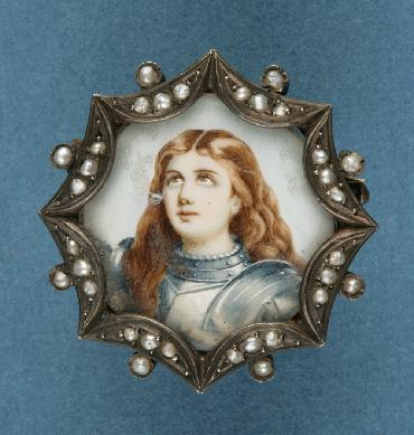 Miniatura al gouache sobre marfil representando a santa Juana de Arco sobre un fondo de color azul claro. Obra entregada en calidad de depósito por la Comisaría General del Patrimonio Artístico Nacional el 18 de junio de 1943.