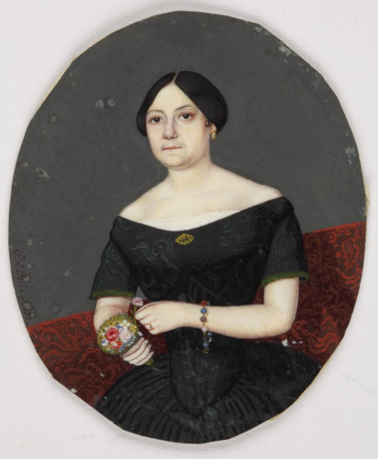 Miniatura oval con retrato de dama ataviada y peinada a la moda de mediados del siglo XIX. Se desconoce la identidad de la dama retratada, pero la miniatura está firmada: 