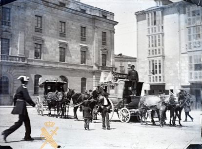 Una calesa al comienzo de la calle Vitoria de Burgos en correos viejo a finales del siglo XIX. A la izquierda, el palacio provincial, entonces Gobierno Civil.