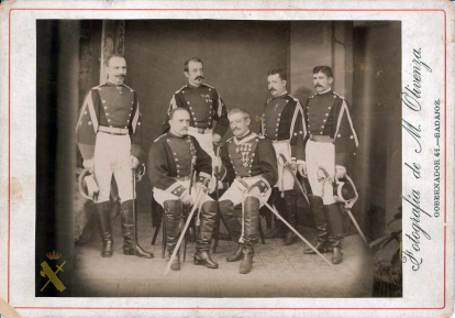 Capitán de la Guardia Civil José Gómez Góngora, segundo por la izquierda de pie, junto a cinco oficiales del 11ª Tercio de Badajoz.