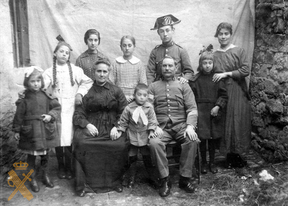 Sargento de la Guardia Civil Isidro Martínez Nebreda, posando con su familia en marzo de 1920. Su hijo mayor, Serafín, acababa de ingresar en el Cuerpo.