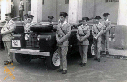 Guardias civiles formados junto a vehículo Land Rover en Guinea Ecuatorial, entre los que se encuentra el guardia civil José Codesal Rodríguez.