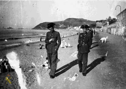 Pareja de guardias civiles de vigilancia de playa en Zarautz