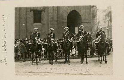 Guardias civiles de caballería en uniformidad del Reglamento de 1911 (Gran gala). Porta espada-sable Puerto-seguro modelo 1907-18 para tropa de caballería.