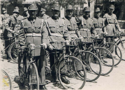 Marcelo Trapero Sandoval junto a un grupo de compañeros dispuestos para desfilar con su unidad ciclista en la localidad de Madrid.