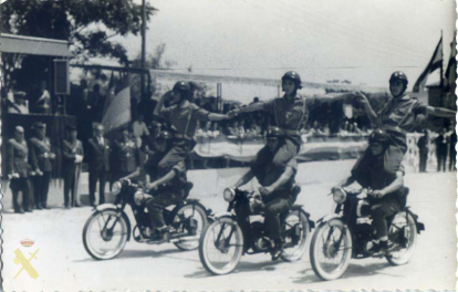 En la imagen se puede observar a Andrés Peñalver Chacón realizando complejos ejercicios de equilibrio en grupo con motocicleta durante una exhibición.