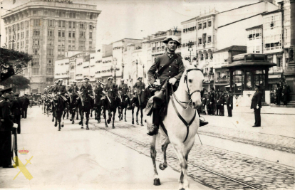 Teniente Aranguren de Ponte a caballo durante desfile en A Coruña. El teniente Aranguren de Ponte a caballo durante desfile por las calles de A Coruña.