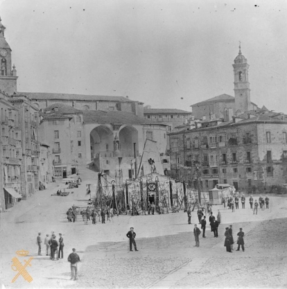 A la derecha de la imagen, en las inmediaciones en donde actualmente se ubica el monumento conmemorativo de la Batalla de Vitoria (inaugurado el 4 de agosto de 1917), podemos ver a varios guardias civiles en posición de descanso.