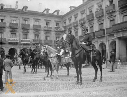 La fotografía fue obtenida el día del Corpus Christi en la Plaza Nueva, que fue construida en 1791, años más tarde pasó a denominarse Alfonso XIII, de la República y Plaza de España a partir de 1936