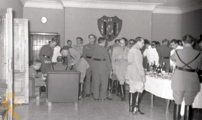 Mandos y oficiales profesores de la academia durante la recepción de la visita del coronel y oficiales profesores de la academia de la Policía Armada, durante el vino español ofrecido.