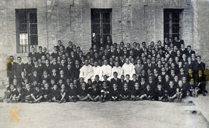 Los huérfanos de la Guardia Civil posan con los dominicos en el convento de Santo Domingo en Ocaña (Toledo).