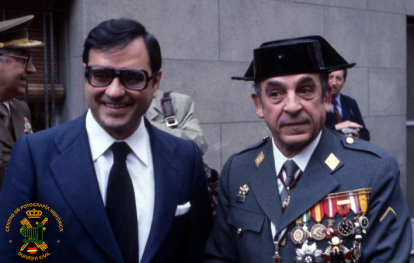 El leonés Rodolfo Martín Villa, vicepresidente primero del gobierno, junto a un general de división de la Guardia Civil.