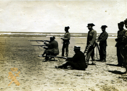 En la imagen se aprecia al guardia civil Sérvulo, González practicando ejercicio de tiro sentado.