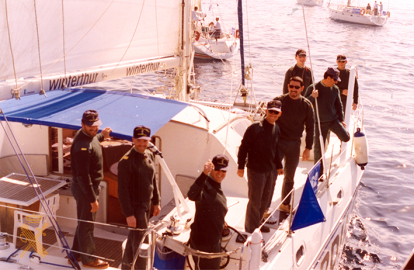 Tripulación de la Guardia Civil del Servicio Marítimo, participante en la Regata Ruta de la Sal subidos en la embarcación.