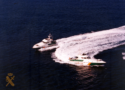 Dos lanchas patrulleras del Servicio Marítimo realizando ejercicios de navegación en el mar.