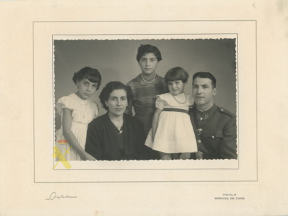 El por aquel entonces sargento Serafín Villanueva Villodas, en retrato de familia, posa de uniforme. Se adjunta mismo positivo coloreado y en la vuelta escrito año de producción y nombre de los protagonistas.