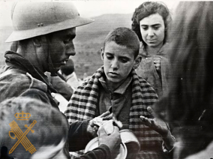 Jóvenes recibiendo víveres durante el asedio al Santuario.