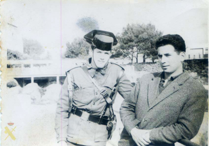 En la imagen se puede observar a Andrés Peñalver Chacón vestido de uniforme con trinchas posando junto a un compañero de paisano.