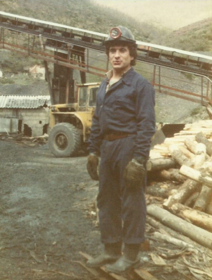 Antonio Mateos, en la boca de la mina Carbonífera en 1987, cuando trabaja en la zona de maniobras