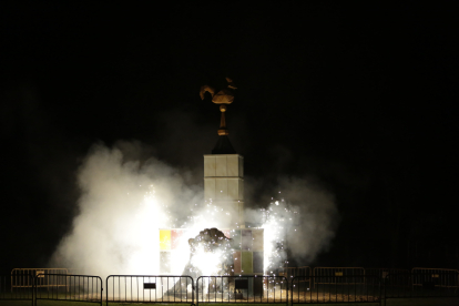 El espectáculo pirotécnico y la hoguera cumplen el ritual de San Juan.
.