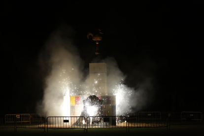 El espectáculo pirotécnico y la hoguera cumplen el ritual de San Juan.
.