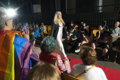 Momento del del desfile LGTBIQ+ en Espacio Vías.