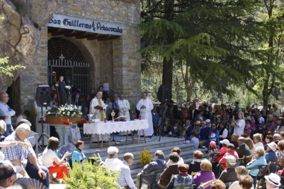Eucaristía en la festividad de san Guillermo, ante la ermita.