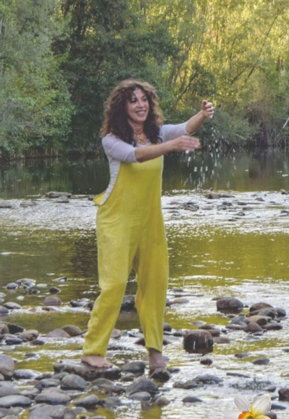 Gabriella Robles en una actividad en el río Torío.