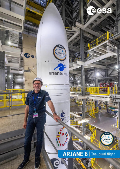 El director general de la Agencia Espacial Europea (ESA), Josef Aschbacher, junto al nuevo cohete europeo Ariane 6. Fotografía facilitada por la ESA. EFE