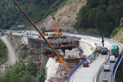 Las obras de construcción del nuevo viaducto, que se espera que reabra a finales de año.