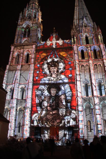 Xavier de Richemont diseñó una iluminación policromática muy especial para la Catedral de León.