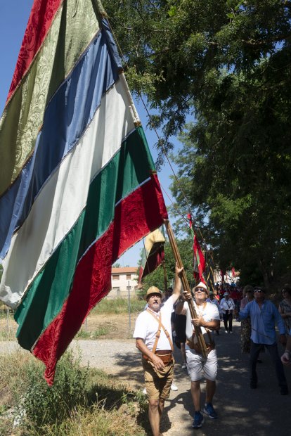 El desfile de pendones cierra la fiesta del verano en Gradefes.