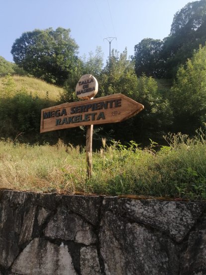 Indicación en el pueblo para acercarse al parque temático de castaños centenarios.