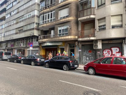 Un momento de la intervención de los Bomberos del Ayuntamiento de León y de la Policía Local.