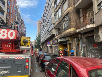 Un momento de la intervención de los Bomberos del Ayuntamiento de León y de la Policía Local.