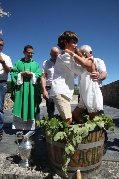 Dos niños pisaron las uvas para hacer el mosto que luego fue brindado a la patrona.