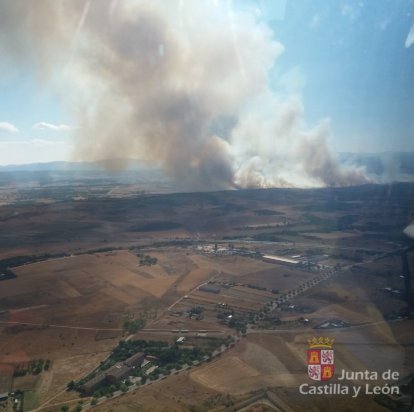 El fuego se ha iniciado este lunes pasadas las cuatro de la tarde en la localidad leonesa de Castrillo de los Polvazares, cerca de Astorga.