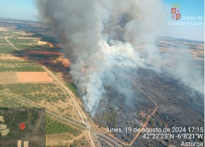 El fuego se ha iniciado este lunes pasadas las cuatro de la tarde en la localidad leonesa de Castrillo de los Polvazares, cerca de Astorga.