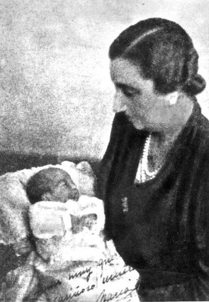 DOÑA MARIA DE LAS MERCEDES DE BORBON Y ORLEANS,  CONDESA DE BARCELONA, SOSTIENE EN LOS BRAZOS A SU PRIMER HIJO VARON, EL PRINCIPE JUAN CARLOS, DURANTE EL BAUTIZO DE ESTE EN LA IGLESA DEL PALACIO DE LA SOBERANA ORDEN DE MALTA EN ROMA, EL 26 DE ENERO DE 1938.