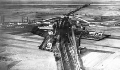 FOTOGRAFIA AEREA DE LA ESTACION DE TREN DE PALANQUINOS TOMADA EN MARZO DE 1934