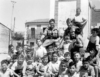 FOTO ANTIGUA DE AGUSTIN PRIETO ALEGRE, MAESTRO LEONES, NACIDO EN 1937 EN ZALAMILLAS Y QUE EJERCIO SU LABOR EN VARIOS PUEBLOS DE LEON