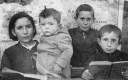 FOTO ANTIGUA DE AGUSTIN PRIETO ALEGRE, MAESTRO LEONES, NACIDO EN 1937 EN ZALAMILLAS Y QUE EJERCIO SU LABOR EN VARIOS PUEBLOS DE LEON, TOMADA EN LA ESCUELA DE ZALAMILLAS EN SU INFANCIA