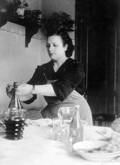 Una mujer cocinando