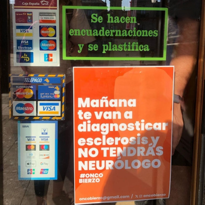 Carteles colocados en varios establecimientos de Ponferrada.