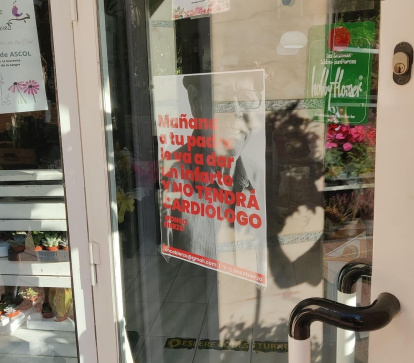 Carteles colocados en varios establecimientos de Ponferrada.