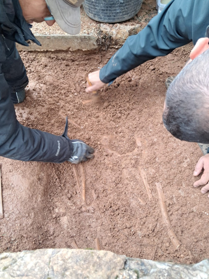 Exhumación de un represaliado de la Guerra Civil en la ruinas romanas de Pedreiras